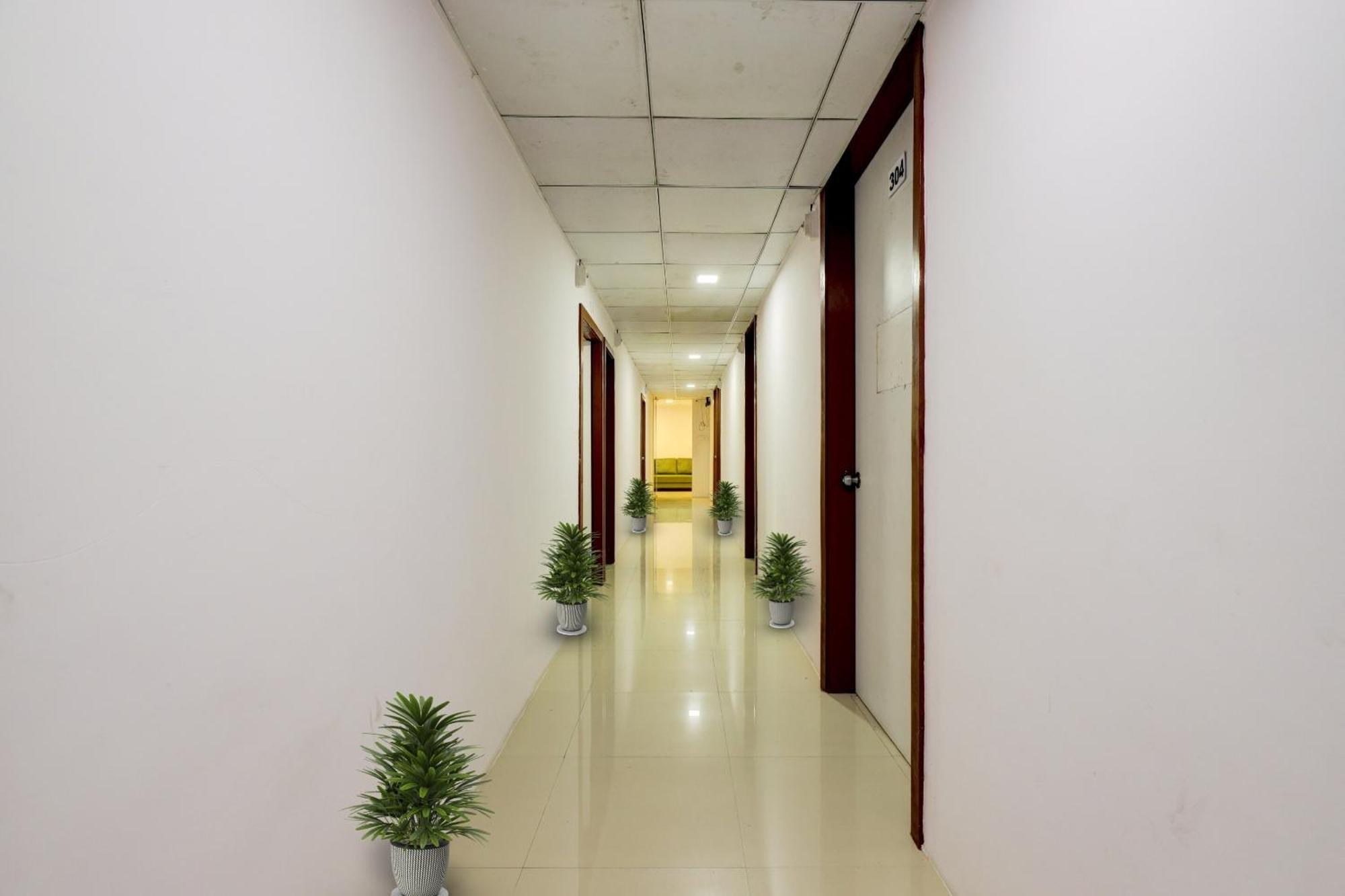 Hotel O Cozy Rooms Surat Buitenkant foto