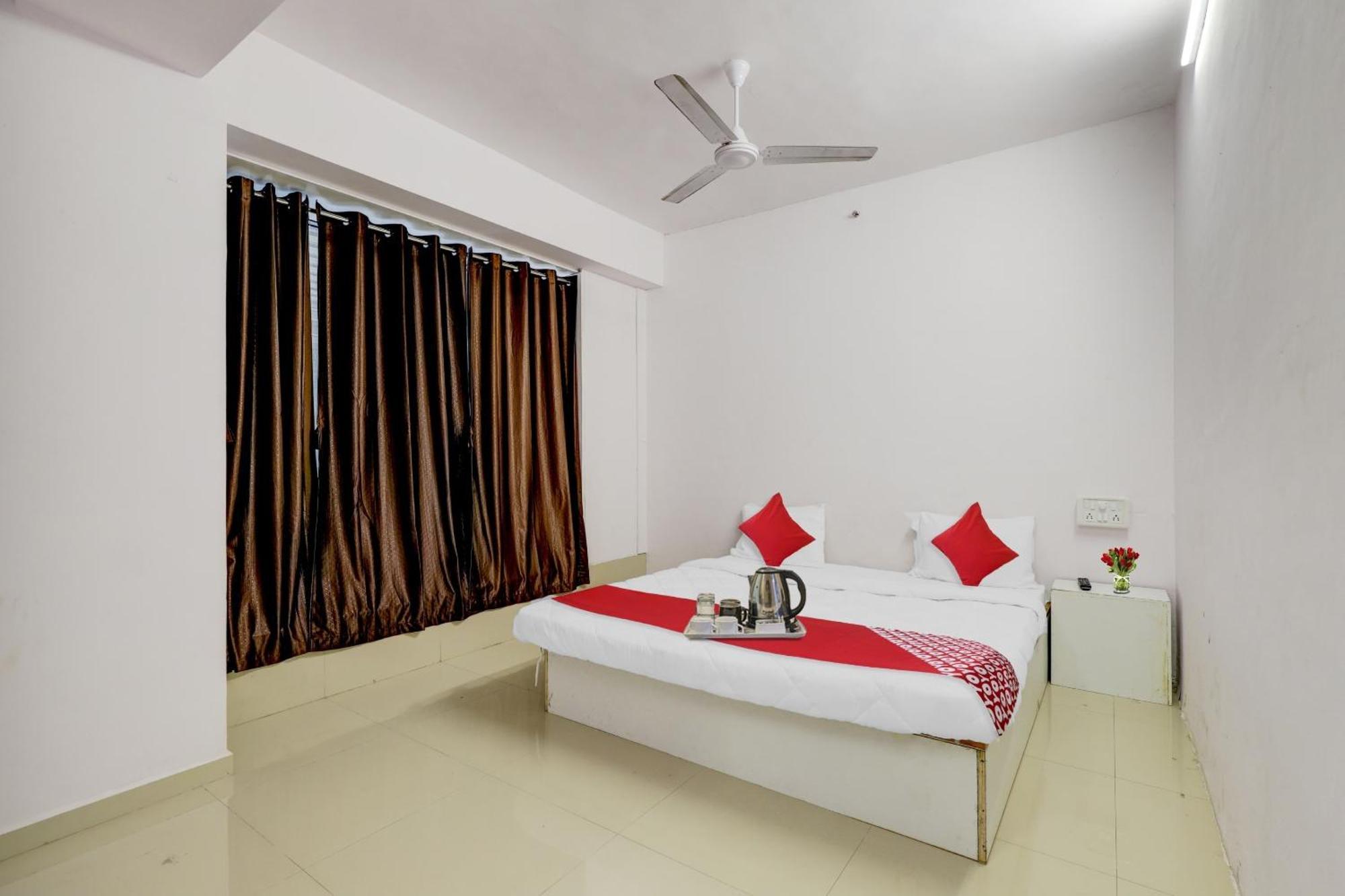Hotel O Cozy Rooms Surat Buitenkant foto