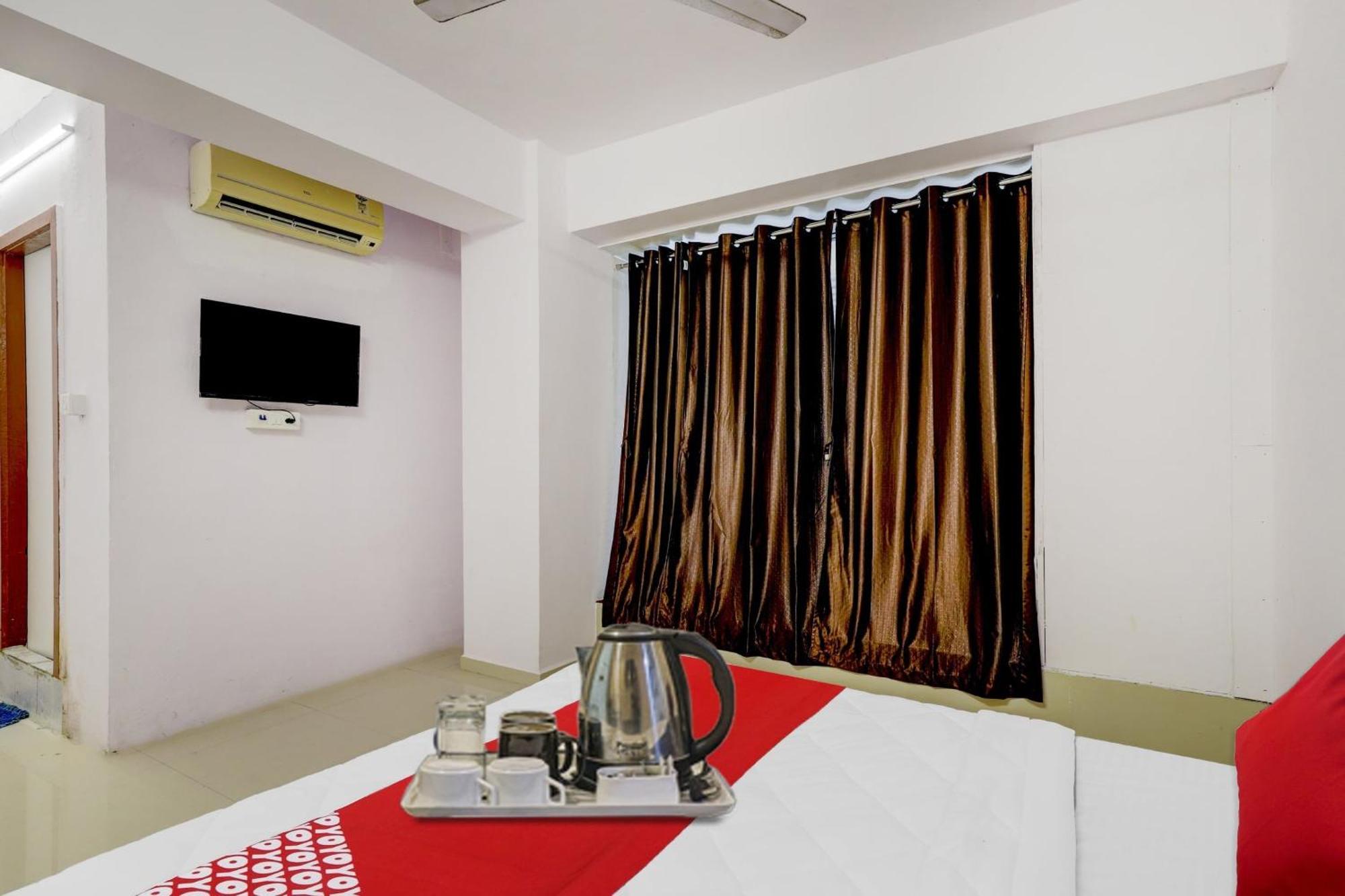Hotel O Cozy Rooms Surat Buitenkant foto